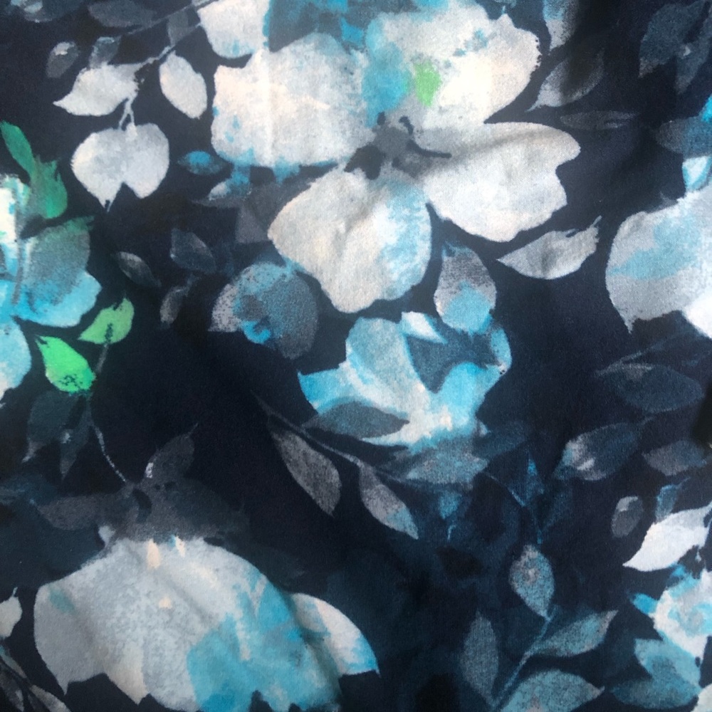 Blue floral dolphin shorts with pockets - Picture 2 of 4